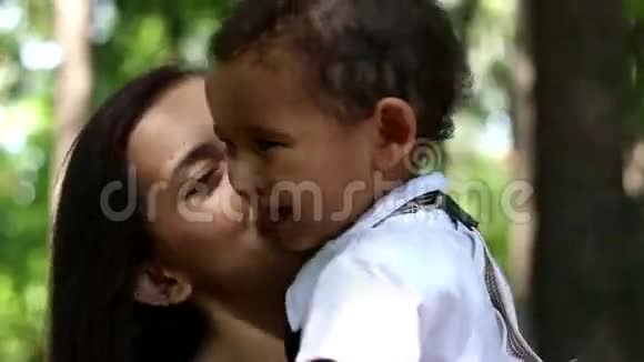 两岁的儿子拥抱母亲视频的预览图