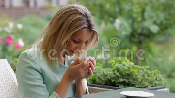 女商人吸入香气咖啡视频的预览图