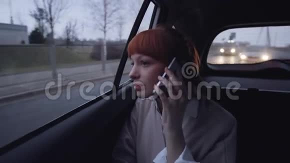 汽车里的女人有电话汽车停止视频的预览图