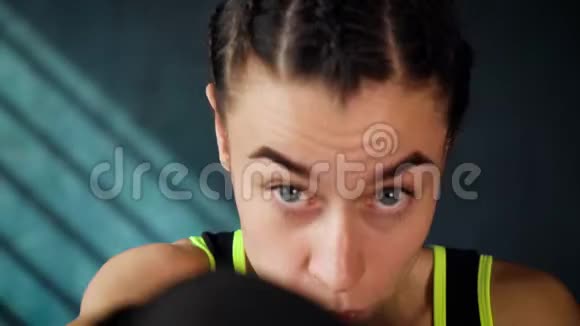 在健身室训练打拳的漂亮年轻拳击女子特写镜头视频的预览图