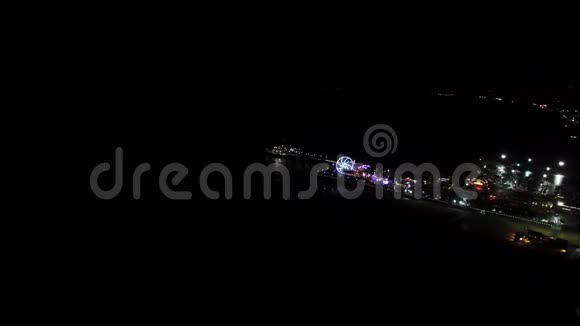 马里布摩天轮和洛杉矶的城市景观在夜间从上面拍摄视频的预览图