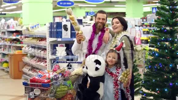 圣诞节前超市里幸福家庭的画像视频的预览图