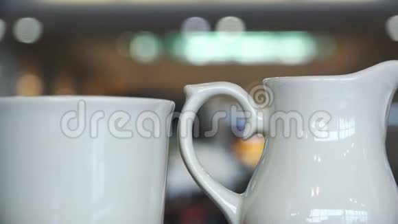 一杯咖啡和一个送牛奶的人在咖啡厅商务中心的桌子上视频的预览图