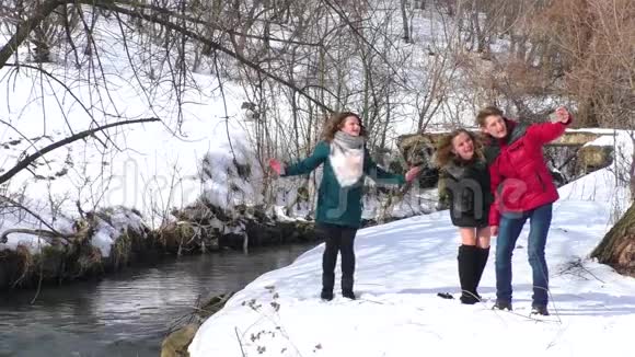 一群朋友在冬天在河边玩耍和自拍视频的预览图