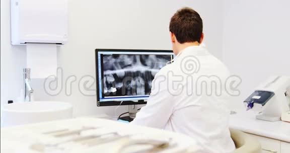 牙科牙医在电脑上检查X光报告视频的预览图