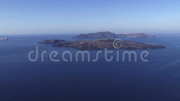希腊圣托里尼岛从左到右在海面上翻腾视频的预览图