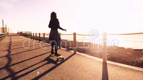 骑滑板的女孩视频的预览图