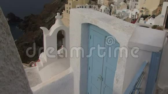 希腊圣托里尼岛从蓝色的门向上铺视频的预览图