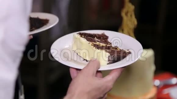男人手中的一块巧克力蛋糕特写视频的预览图