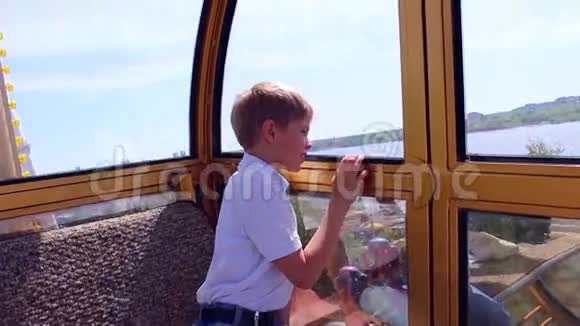 孩子在摩天轮上行走视频的预览图