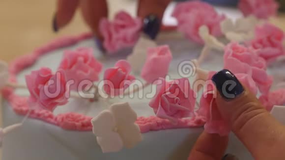 糖果师装饰蛋糕视频的预览图