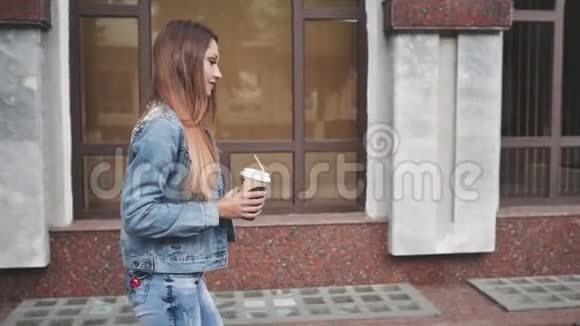年轻快乐时尚女人在城里散步喝咖啡的肖像视频的预览图