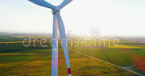 风力涡轮机详细拍摄风车农场4K视频的预览图