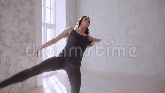 芭蕾舞女伸展身体热身视频的预览图