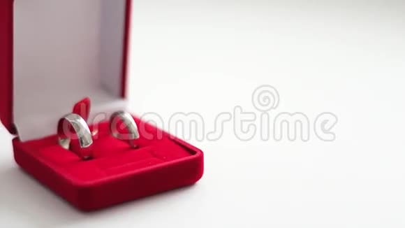 婚礼戒指在一个红色的盒子里视频的预览图