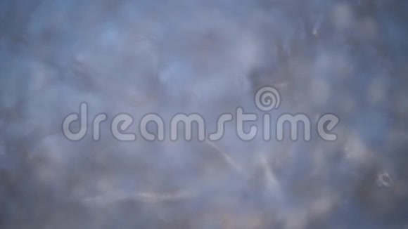 从白雪皑皑的树木到窗户玻璃上的霜冻图案的耙视频的预览图