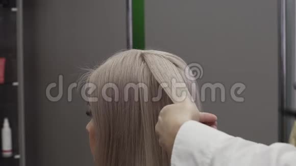 女理发师的手为头发做造型视频的预览图
