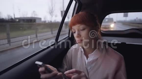 车里的女人戴着耳机汽车停止视频的预览图