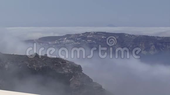希腊圣托里尼岛的薄雾滚滚而来视频的预览图