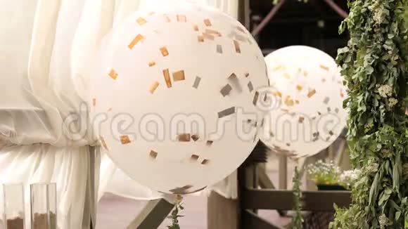 婚礼上的白色大凝胶球视频的预览图