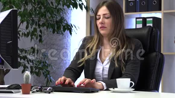 女经理在工作中喝咖啡视频的预览图