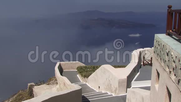 希腊圣托里尼岛的薄雾随着背景的游轮进来视频的预览图