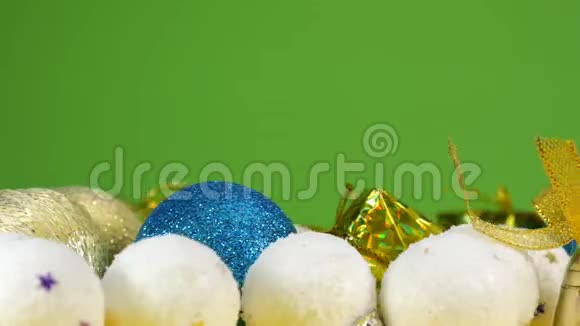新年快乐年卡绿色背景与圣诞玩具视频的预览图