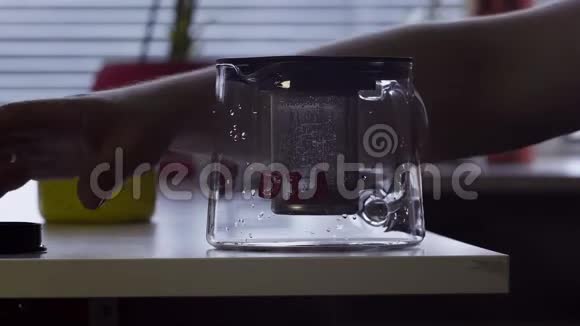 相机显示桌子上有大杯子和玻璃茶壶放在厨房的桌子上视频的预览图