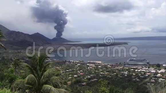 拉布尔巴布亚火山爆发和乡镇在前景游船视频的预览图