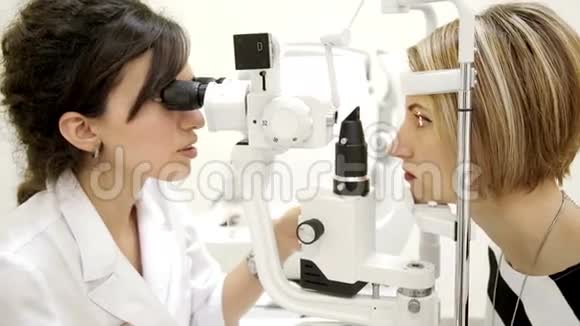 眼科医生检查女人的眼睛视频的预览图