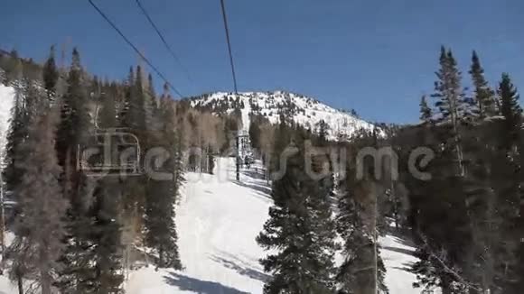滑雪电梯和山顶视频的预览图