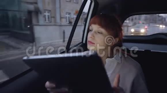 在车里工作的女商人视频的预览图