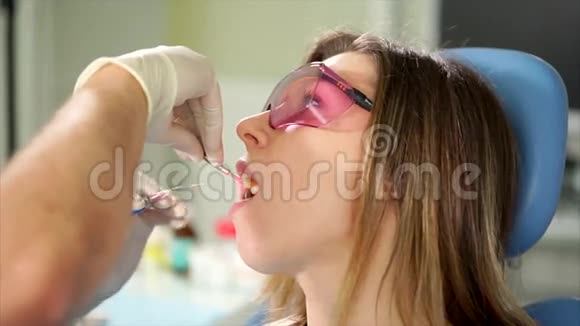 牙科医生的激光牙齿治疗视频的预览图