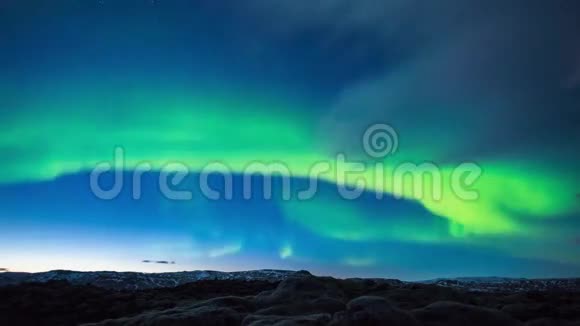 在明亮的霓虹灯绿色的北极光北极光深蓝的夜空中移动着稳定的4k个时间间隔视频的预览图