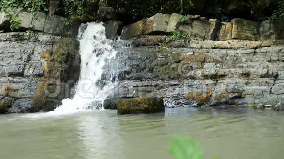 在野生丛林森林环境中美丽的瀑布和翡翠的淡水湖的风景自然4k慢视频的预览图