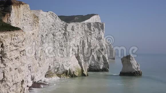 美丽的白色粉笔悬崖栈东苏塞克斯英格兰英国赛福附近的七姐妹与海浪拍岸悬崖和蓝海视频的预览图