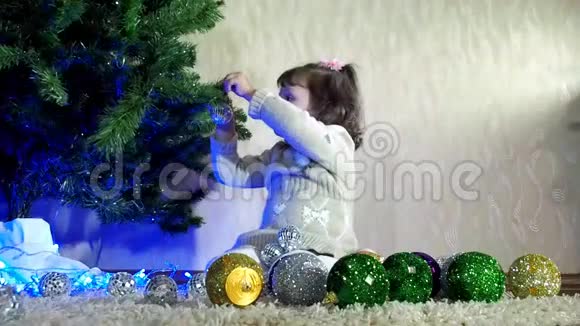 除夕圣诞节孩子们装饰圣诞树视频的预览图