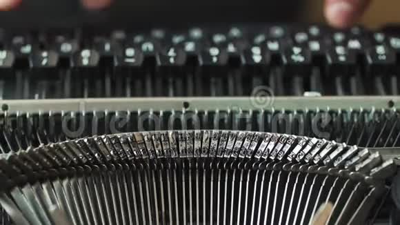 男人手打字一台旧打字机重点不在手上视频的预览图