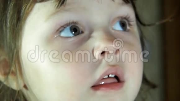 一张孩子的脸闭上大眼睛视频的预览图