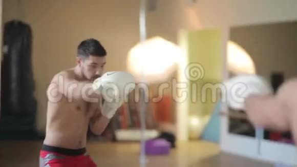 镜前运动员拳击视频的预览图