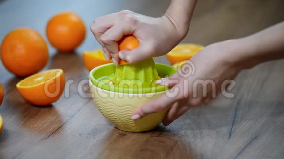 女人在木制厨房桌子上清洗南瓜男性准备切橙色南瓜片视频的预览图