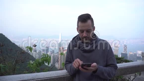 人看手机应用在香港的观点男人用智能手机来放松视频的预览图