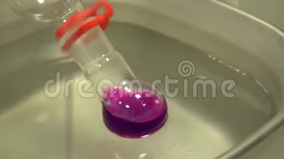 具有液体有机化学科学的旋转瓶容器试管视频的预览图