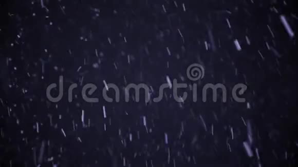 黑色背景下的雪视频的预览图