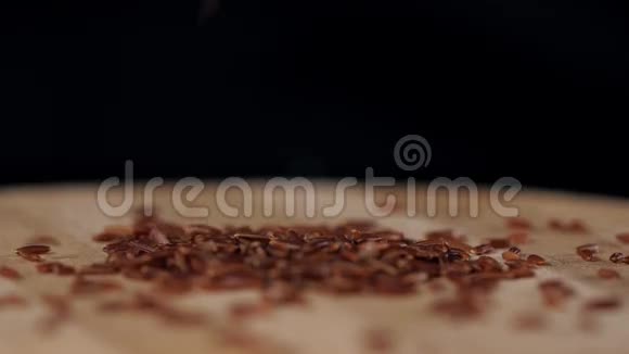 木制背景上的一堆红米倒下来视频的预览图