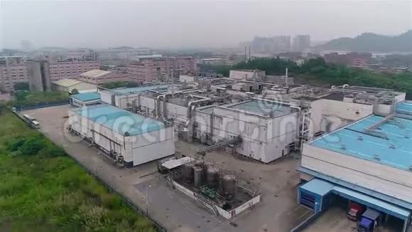 飞越现代工厂外观现代工厂的鸟瞰图视频的预览图