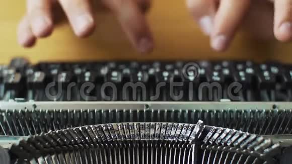 男人手打字一台旧打字机重点不在手上视频的预览图