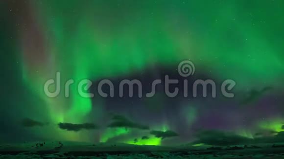 绿紫色北极光北极光北极光在黑暗的夜空中平静地发光令人难以置信的4k时间间隔全景拍摄视频的预览图