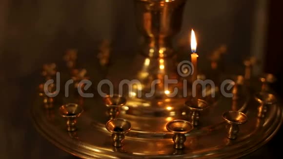 一支蜡烛在东正教教堂燃烧视频的预览图