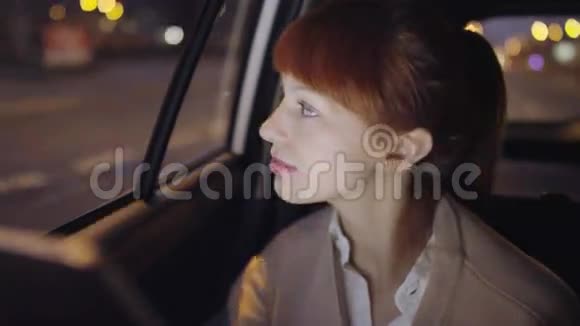 体贴的女人看着车里的平板电脑视频的预览图